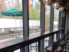 靠窗位-星巴克(西藏路店)