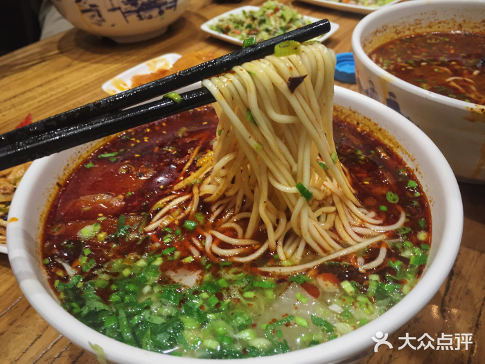 思泊湖牛肉麵涼麵牛肉麵圖片