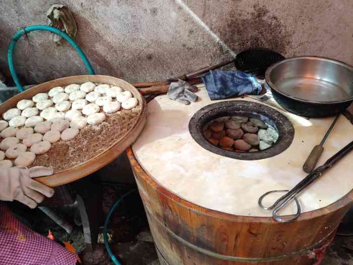 这家永泰葱饼店应该是蛮出名的,一条街上对面两家都是"老张,一炉约百