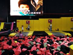 -嘿哟动霸CHUA·新潮玩运动娱乐中心·蹦床滑冰团建乐园