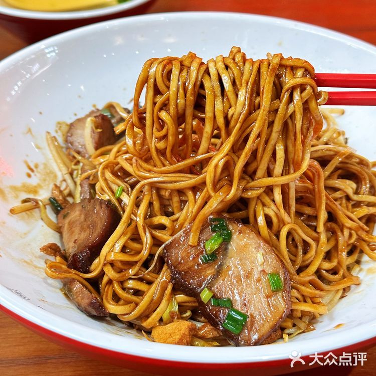 杭州人都熟悉的“小狗面馆”终于开到上海啦，牛肉拌面真香[调皮]