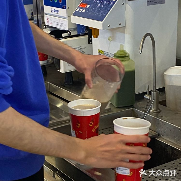 这家新开的奶茶店！新年竟然送钱？！