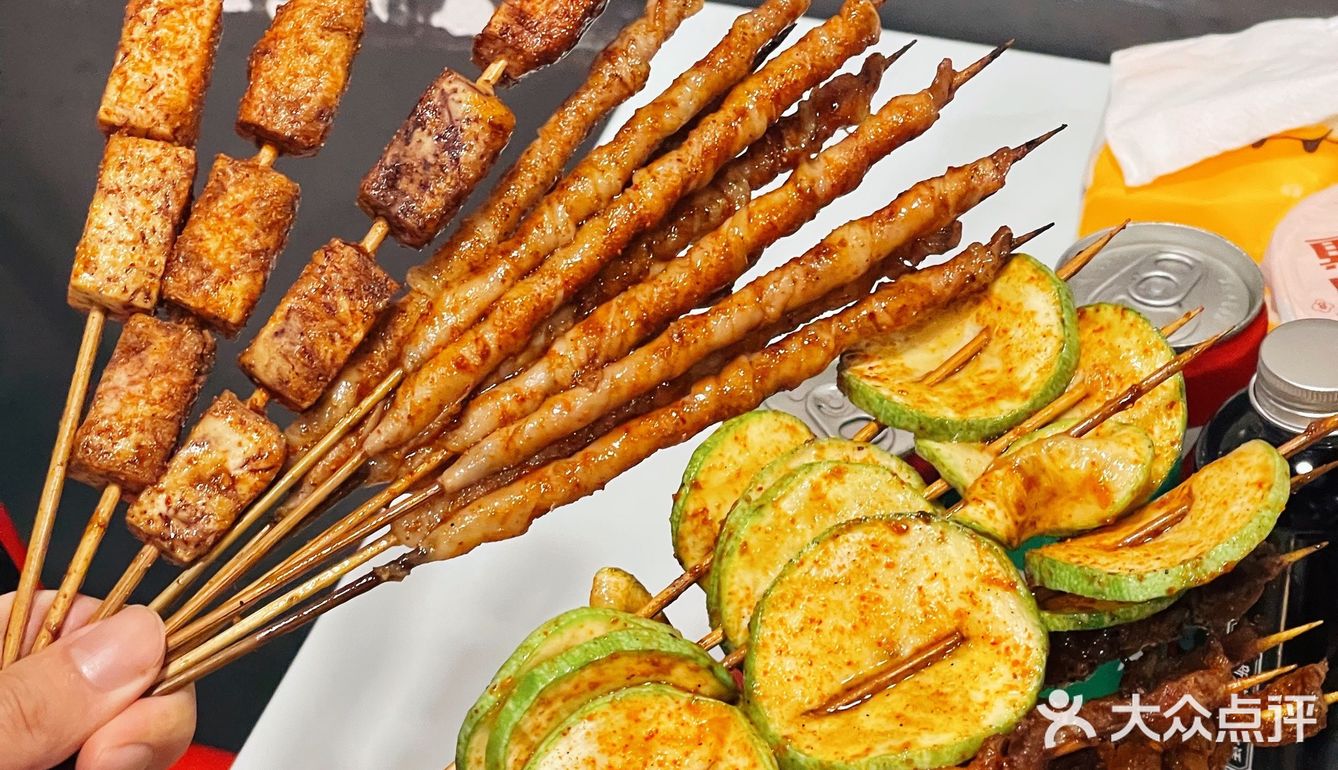 这里竟然有这么多年轻人撸串⁉️百色风味烧烤