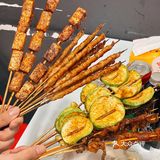 这里竟然有这么多年轻人撸串⁉️百色风味烧烤