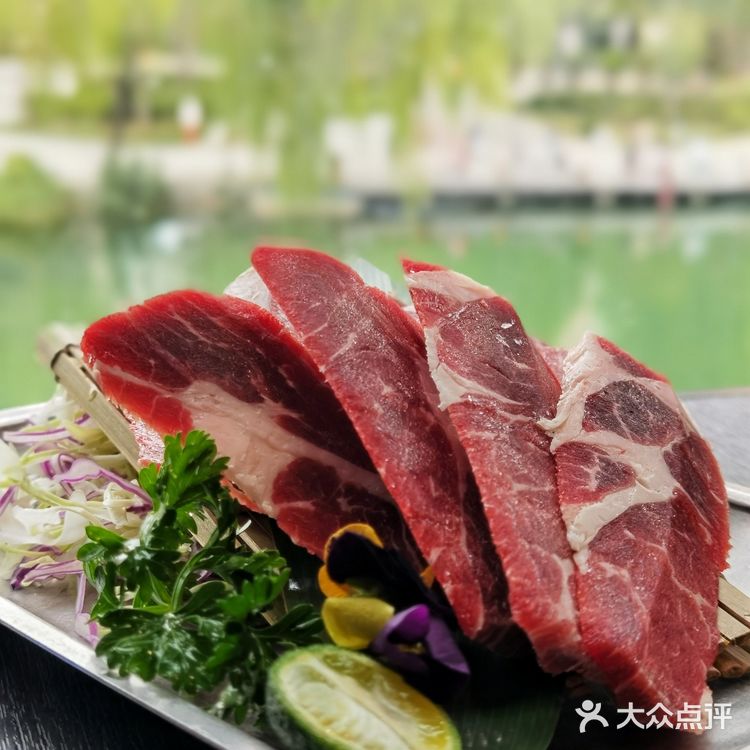 入秋在亮马河边,吃胶原蛋白小火锅🔥