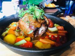 红酒炖牛尾配蔬菜面包-YUE·6·西式融合餐厅(外滩六号店)