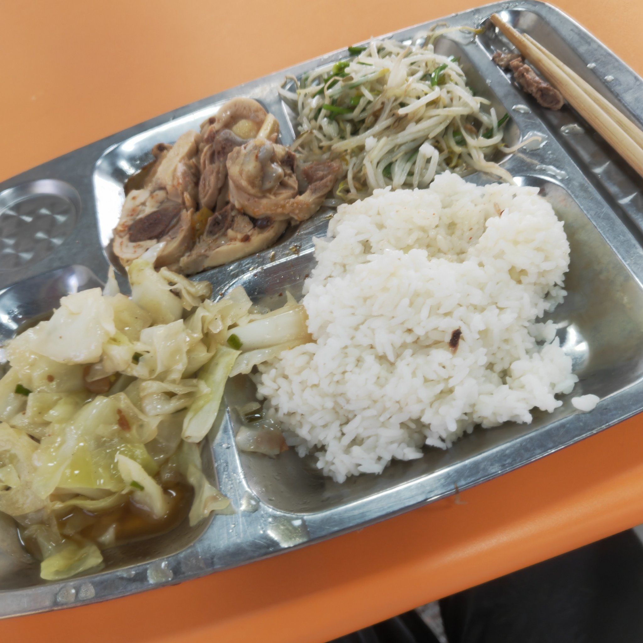 食堂吃吧
大锅饭也太香了吧
口水鸡➕豆芽韭菜➕猪油渣包菜