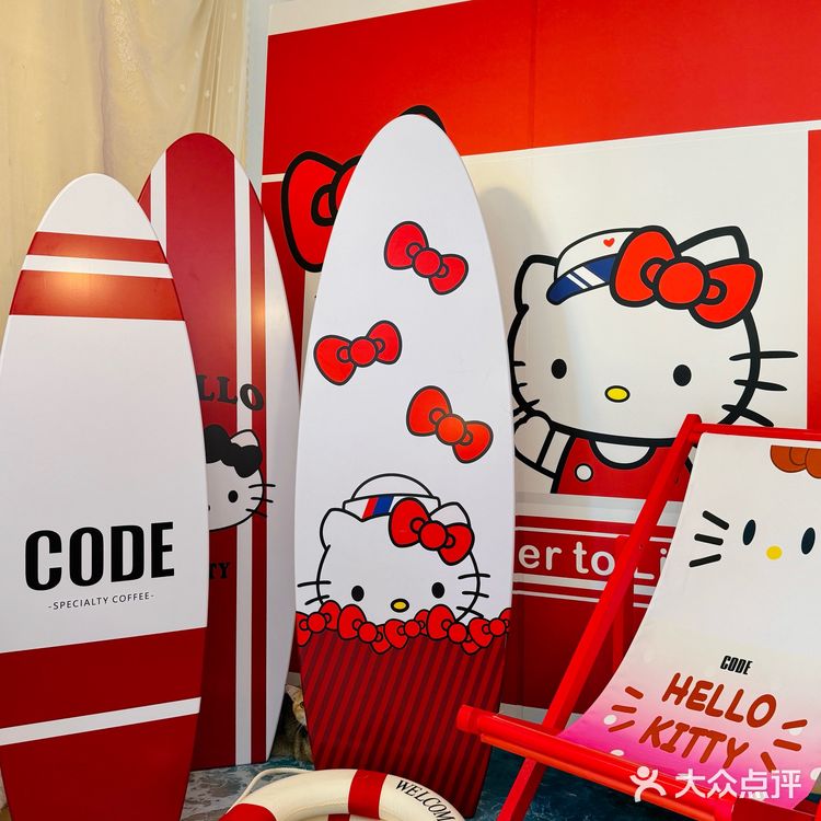 随便坐哪个位置拍照，背景里都能捕捉到Kitty的小身影