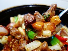 石锅焗牛肉-柴门头啖汤·经典川菜·慢火汤品(锦城万达店)