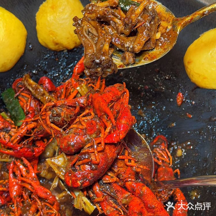 不用长途跋涉，吃到了东北味的铁锅炖