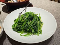 方鱼炒芥兰苗-虹潮荟·餐桌上的美食地理(太阳宫店)