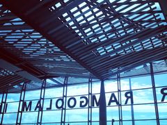 -西沃古尔·拉姆古兰爵士国际机场