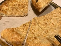 刚出炉的烤馕-西域阿里马新疆菜·清真(桂花路店)