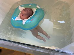 -欢乐悠游婴儿游泳(金碧花园店)