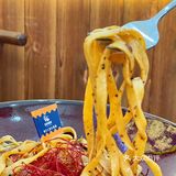 有两层，点了三碗主推意面，一款是黑松露海鲜意面
