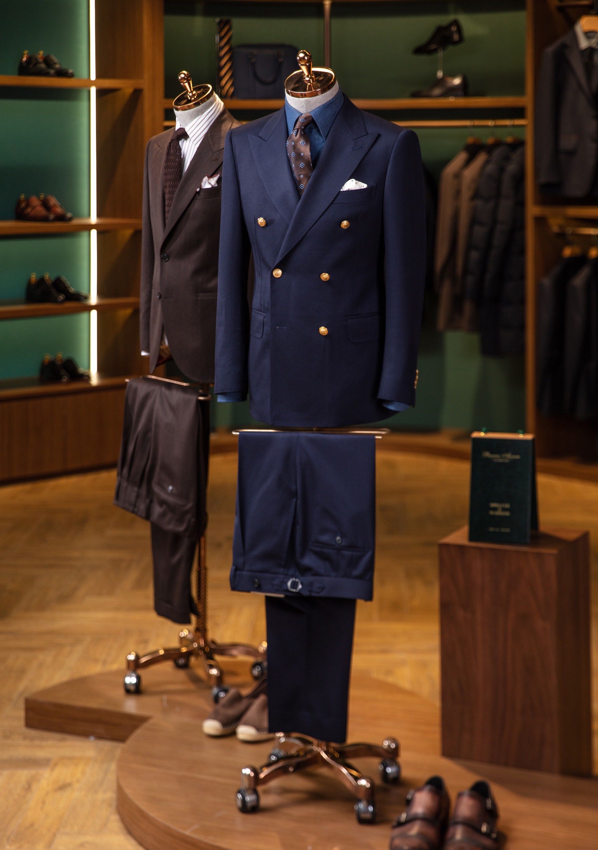 👔每个男人衣橱里都应该有那么一套能够应对各种场合的西服,而我