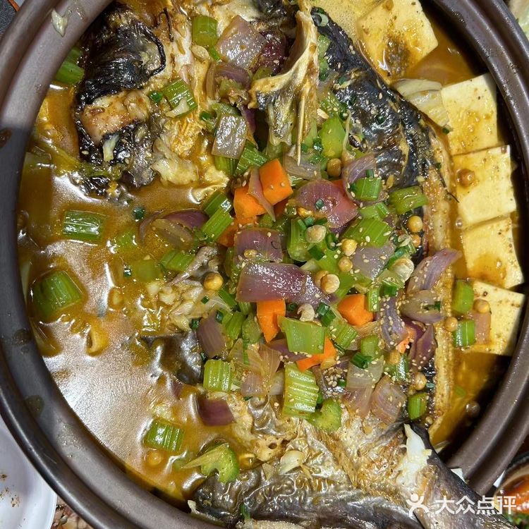 摸愚家的砂锅菜是我们一致认为的一家，毕竟砂锅炖的菜更香