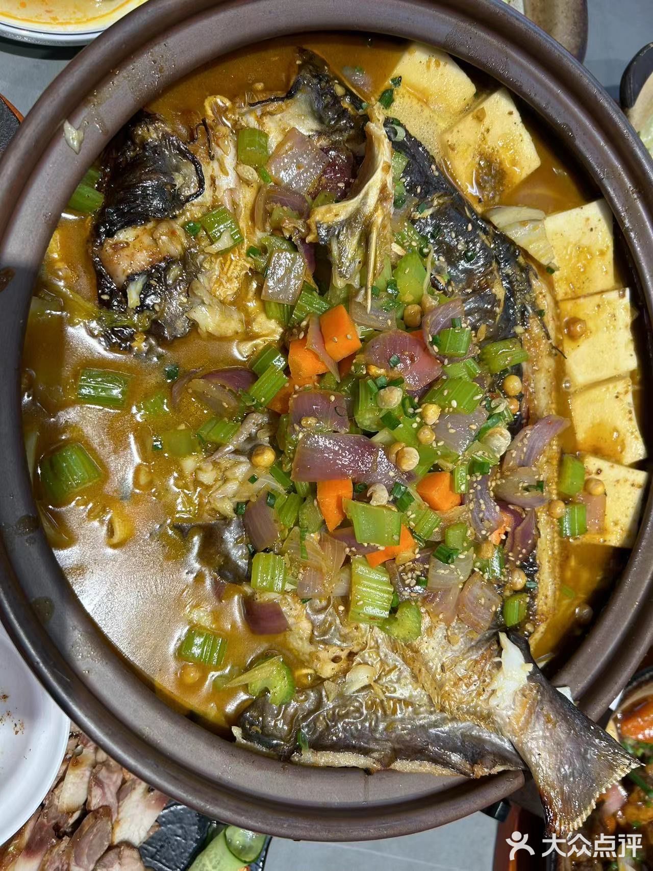 摸愚家的砂锅菜是我们一致认为的一家，毕竟砂锅炖的菜更香