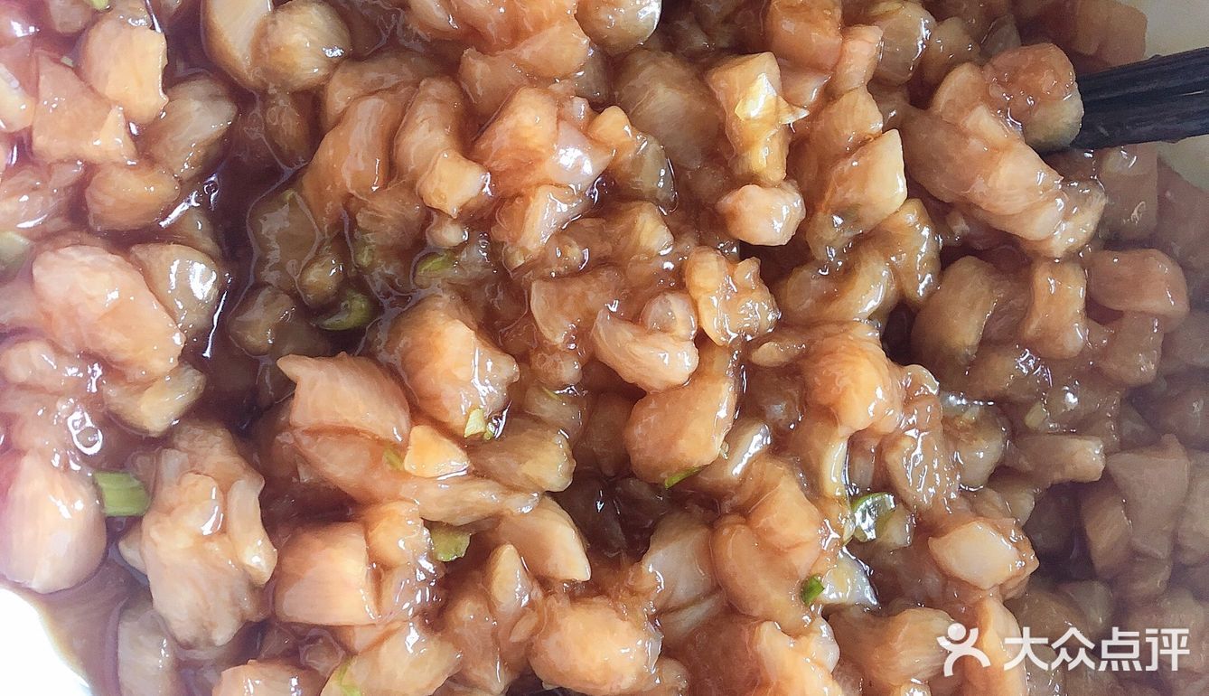 步骤 1,用酱油，料酒，糖，蚝油腌制鸡丁