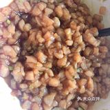 步骤 1,用酱油，料酒，糖，蚝油腌制鸡丁