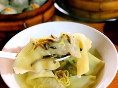 巨无霸虾肉大馄饨-忆秦园小笼包(惠山古镇总店)