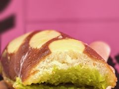 斑斓椰香黄油碱水棒-PAOPAO Bakery&Café(港汇店)