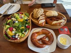 蔬果沙拉配碱水面包-Brotzeit博璨德国啤酒餐厅(亮马桥官舍店)