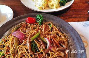 Black Pepper Beef Noodles