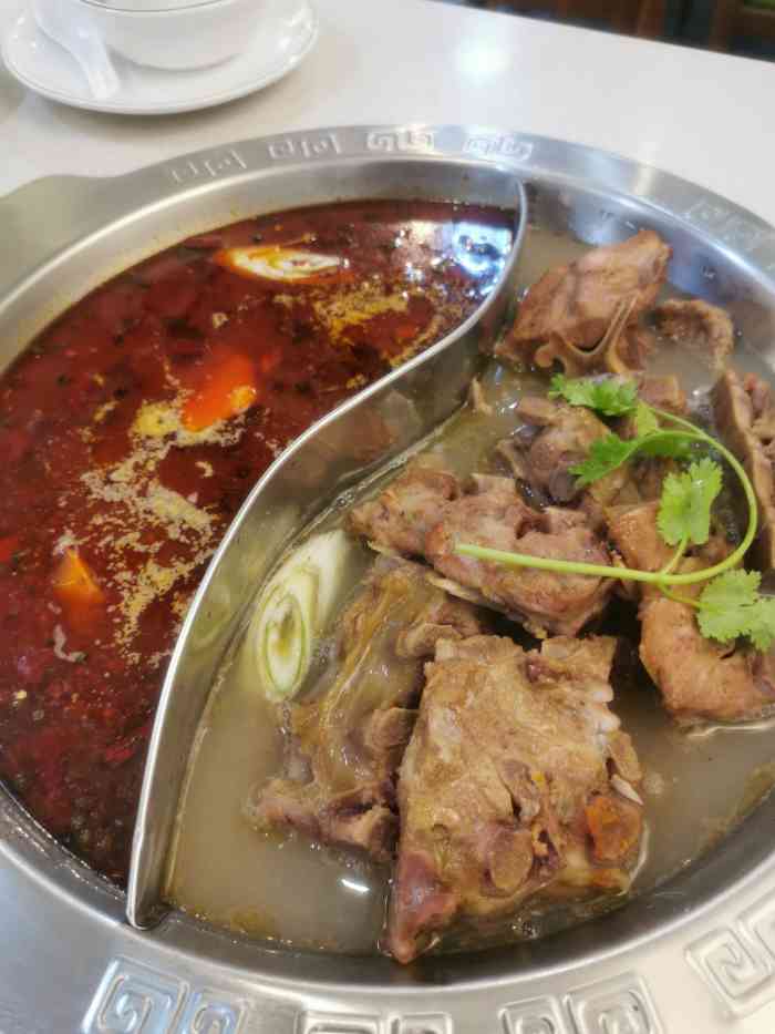 硬啃酱骨火锅-"打卡交大街的硬啃酱骨头口味:早早来这家.