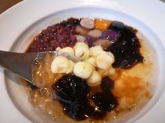 娟姗奶大满贯-RUXU入续鸳鸯糖水铺(万菱汇店)