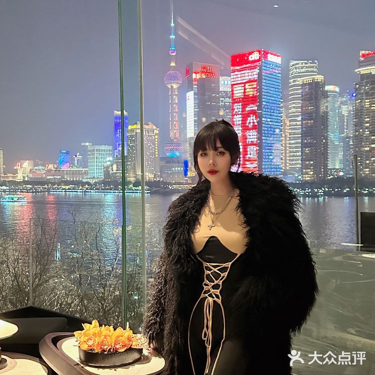 在上海的繁华地带，有一家独特的初筵火锅