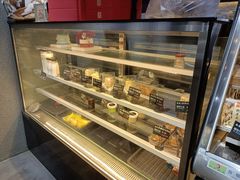 面包甜点陈列柜-啊噗吐呦现场烘焙(麦凯乐店)