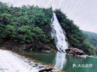 坑 工程很大，装修风格也不错，有山有水有温泉有美食
