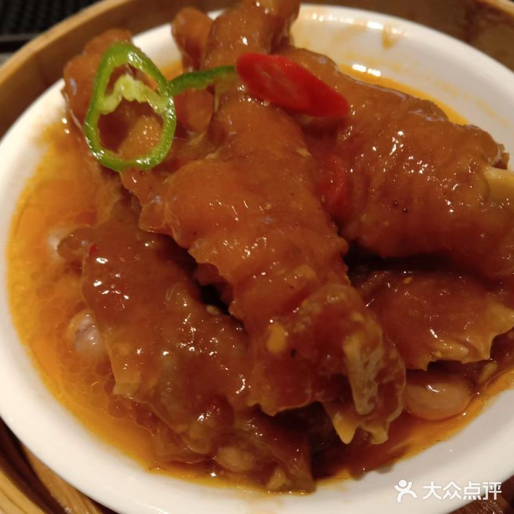 一进店立马就有服务员来接待，落座之后介绍点餐程序
