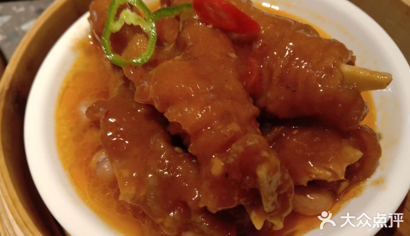一进店立马就有服务员来接待,落座之后介绍点餐程序