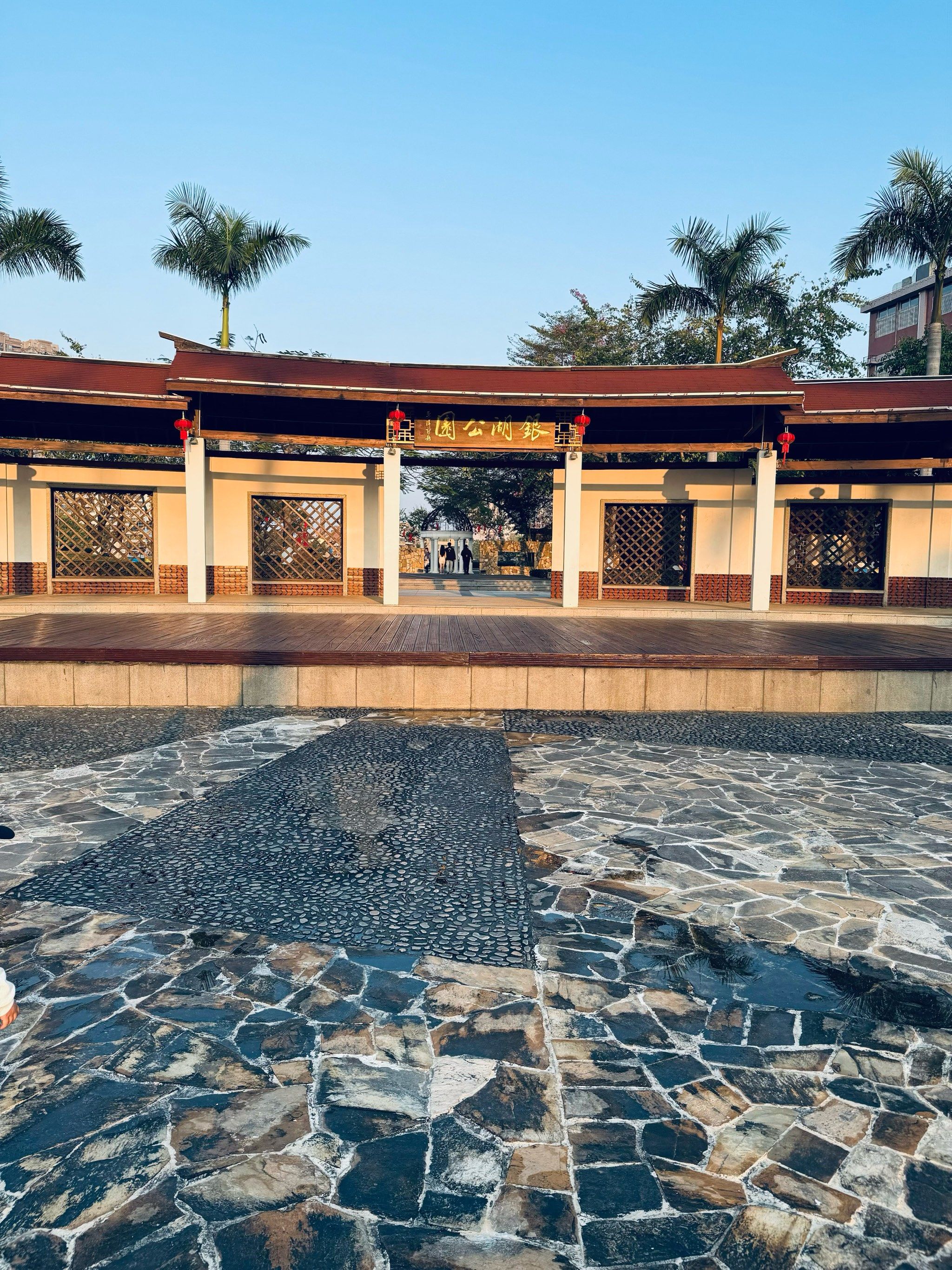同安的银湖公园,位于区政府对面,就在银湖桥头这,适合市民休闲散步