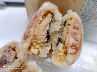 芥末三文鱼月饼和藤椒串串月饼