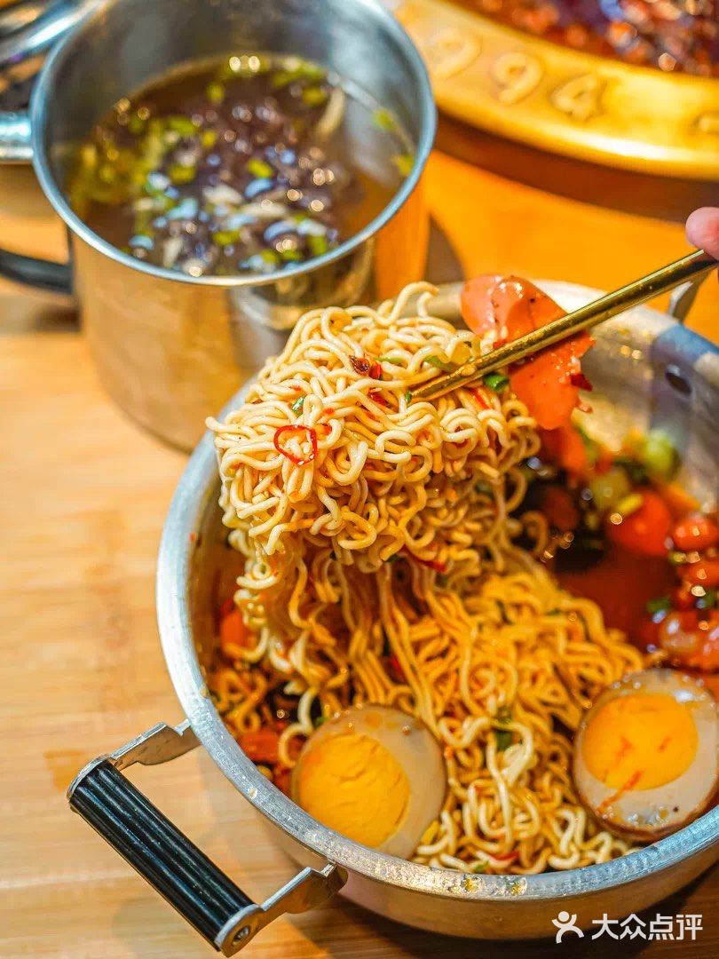 北京首店预告｜美蛙鱼头哥老官新作“小官官”凳场🔥