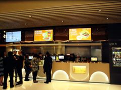 -小镇影院迪士尼小熊Duffy与他的朋友合影地