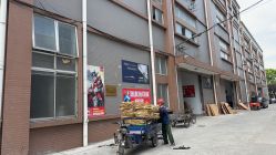 -逝水玩具折扣店