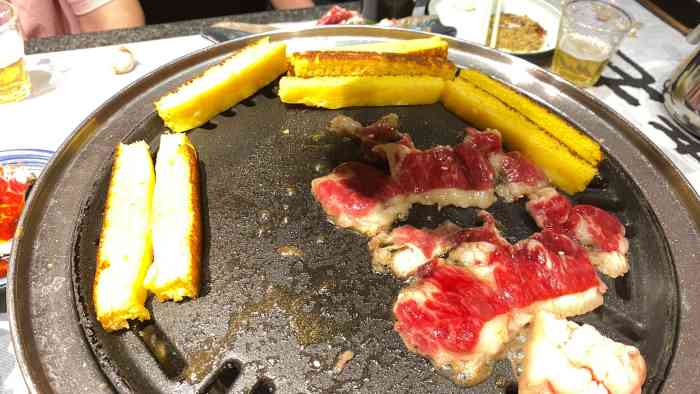 卜奎烤右-"[薄荷]环境: 环境很好,冬天靠窗的桌子."-大众点评移动版