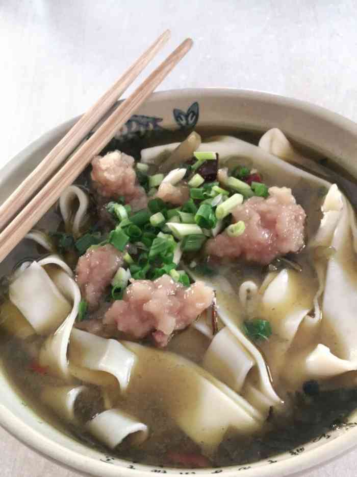 剁包子(酸菜滑肉面块)-"剁包子位于渝北空港安康路,早上卖包子稀饭.