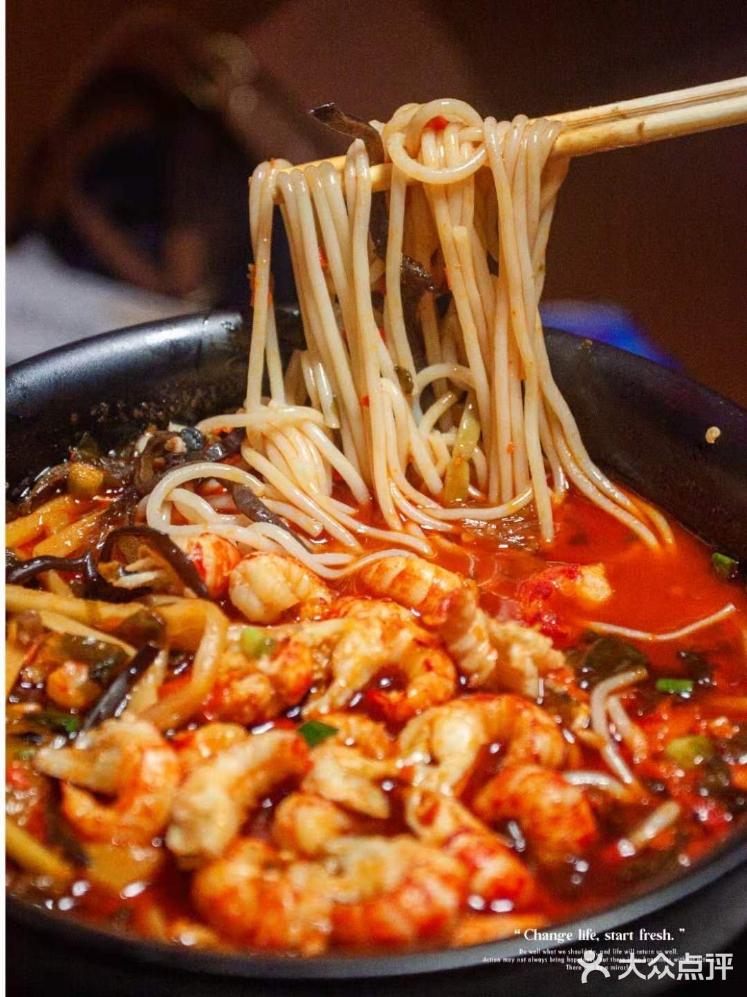 武汉探店丨谁能拒绝一碗铺满小龙虾的螺蛳粉呢？！[糖果]