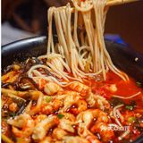 武汉探店丨谁能拒绝一碗铺满小龙虾的螺蛳粉呢？！[糖果]