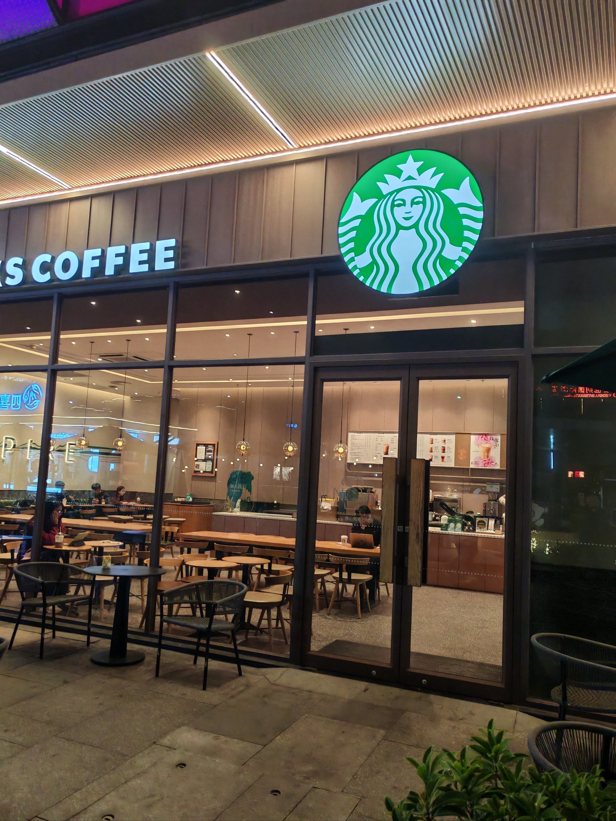 星巴克在这边还是蛮大的,而且的话地方也是