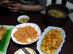 虾饼&nbsp;鱼香炒饭&nbsp;糖醋小土豆&nbsp;药锅粥-布衣草棚风格餐厅