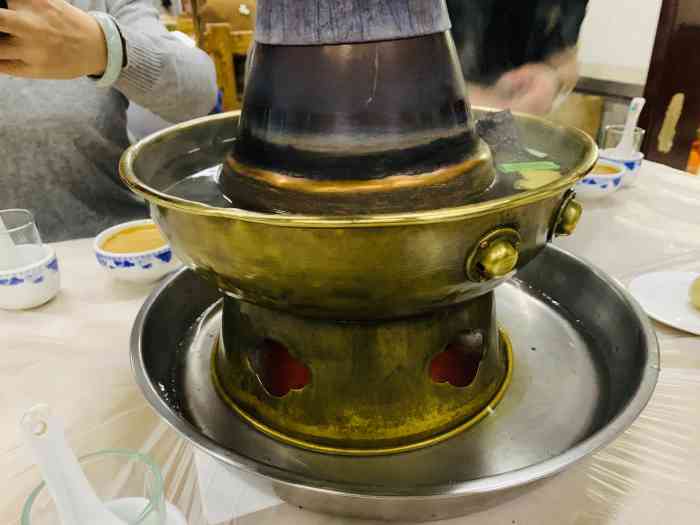 金鑫火锅(北坦店)-"炭火铜锅让原汤沸腾羊肉夹起一块涮几涮绝.