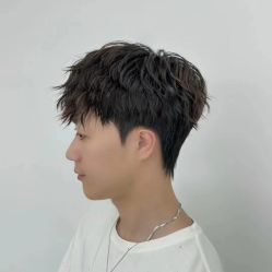 -一家只做男发烫染的店