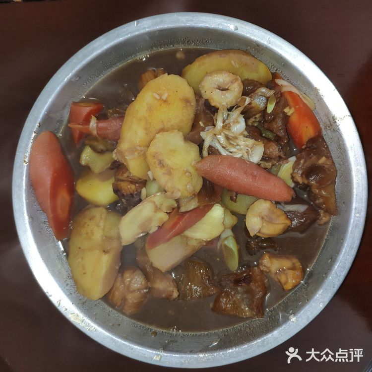 美食烹饪の惹味胡萝卜土豆炖牛腩