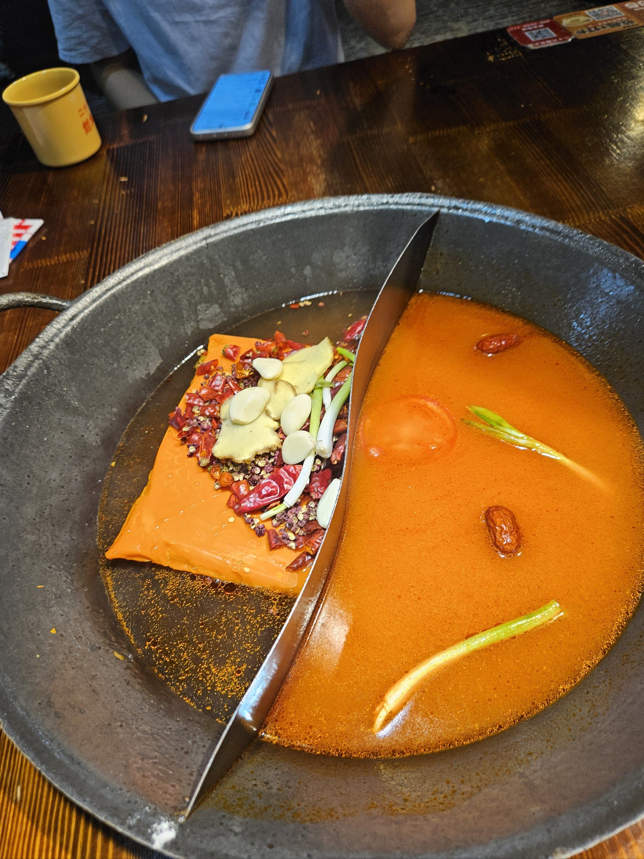 番茄鸳鸯锅 很好吃,味道很正宗.食材都